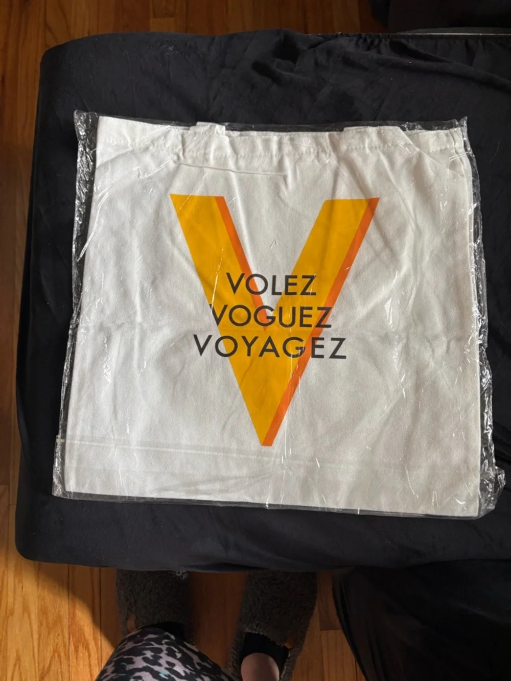 Louis Vuitton Shanghai special ed White Canvas Tote with Yellow Airplane Graphic - Picture 6 of 8